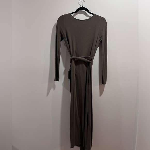 Aritzia Babaton wrap dress - Picture 5 of 7